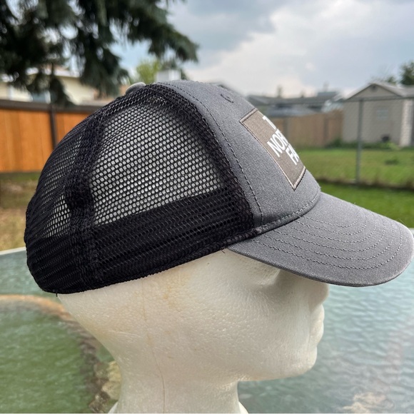 The North Face Grey 3/4 Mesh Youth/Junior Mudder Trucker Baseball Hat - Picture 2 of 9